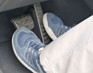 Gassen en remmen tegelijkertijd